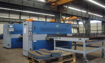 Aufmacherbild: Blechbearbeitungslinie aus einer Schlackeentfernungsmaschine und einer Schleif- und Entgratmaschine der Firma Lissmac Maschinenbau