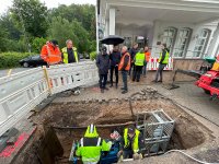 Ortstermin an der Baugrube: Kirchhundems Bürgermeister Björn Jarosz im Gespräch mit Meinolf Rameil,CTO von TRACTO