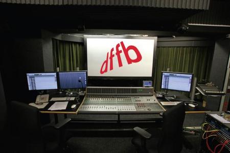 Mischung Studio A-Raum mit HD-Mischpult und HD-Audio-Komponenten sowie schalltransparenter Leinwand