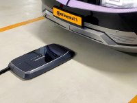 Flexibel in der Garage platzierbare Bodeneinheit des Laderoboters.