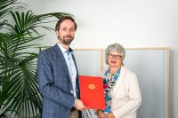 Prof. Dr.-Ing. Benjamin Lehmann erhält seine Ernennungsurkunde von Rektorin Prof. Dr. Karin Luckey. (Zum Herunterladen mit rechter Maustaste klicken und 