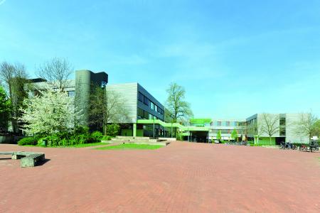 Im Rahmen umfassender Fassaden- und Fenstersanierungen wurde ebenfalls der Innenhof der Anne-Frank-Gesamtschule in Gütersloh umgestaltet.