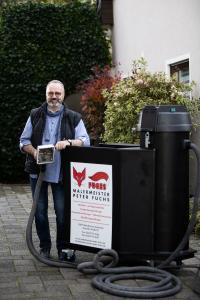 Innovation aus dem Handwerk: Die von Malermeister Peter Fuchs entwickelte mobile Filteranlage filtert das bei der Fassadenreinigung anfallende Schmutzwasser so effizient, dass es nach der Reinigung bedenkenlos in die Kanalisation oder in die Natur entsorgt werden kann. Foto: EFA