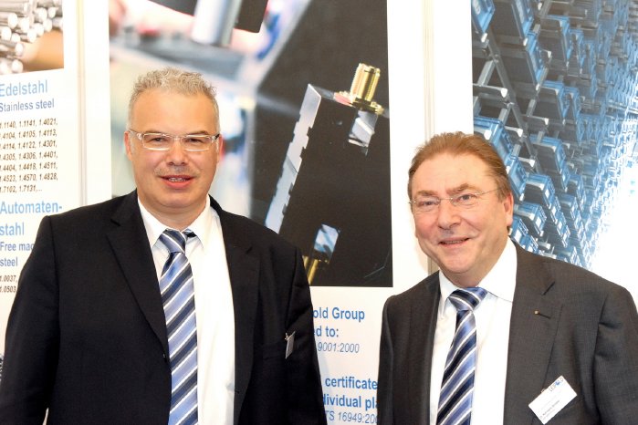 Foto Nr. 2 - Leipold auf der Hannovermesse 2011 - Diek Niestrat und Dr. Karl Heinz Schiefer.jpg