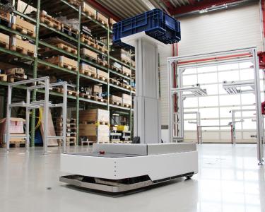 Dieser kleine Transport-Roboter fährt durch die Versuchshalle des IPH und bringt Kisten von einer Übergabestation zur nächsten. (Foto: IPH)