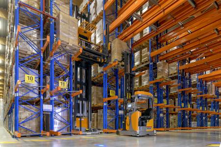 Dank der automatisierten FM-X Schubmaststapler und MX-X Schmalgangstapler läuft die Logistik fehlerfrei, sauber, leise und schnell ab