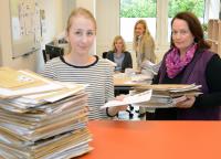 Haben derzeit alle Hände voll mit der Bearbeitung der mehr als 3.000 Bewerbungen zu tun: Gesa Matthiesen und Susanne Kitzig nehmen die Post entgegen, Heidi Deubach und Sylvia Rußbüldt, Leiterin des Studierendenservices, geben die Daten ins System ein (Foto: Gatermann) Haben derzeit alle Hände voll mit der Bearbeitung der mehr als 3.000 Bewerbungen zu tun: Gesa Matthiesen und Susanne Kitzig nehmen die Post entgegen, Heidi Deubach und Sylvia Rußbüldt, Leiterin des Studierendenservices, geben die Daten ins System ein (Foto: Gatermann)