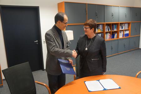 Prof. Dr.-Ing. Hyuncheol Kim und Prof. Dr. Karin Luckey, Rektorin der Hochschule Bremen, nach der Vertragsunterzeichnung (Foto: Hochschule Bremen)