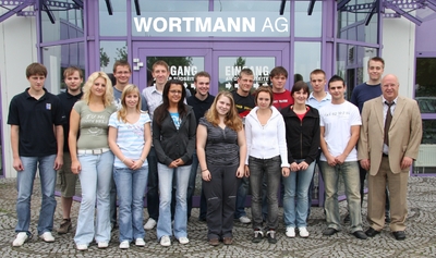 von rechts nach links: Athur Wedel, Daniel Harland, Melina Dovelen, André von der Ahe, Jennifer Wiegmann, Timo Schlüter, Katharina Gorzelik, Volker Obermeier, Denise Schöttler, Paul Gay, Olga Gerdt, Daniel Wedel u.a