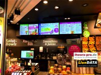 Digitales Menüboard mit 3x 55 Zoll Digital Signage Bildschirmen und 3x LionDATA Android Media Player. Inhalte werden über cloudbasierte Content Management Software aktualisiert.