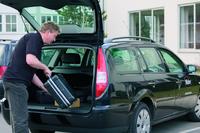 Mahr-Servicetechniker überprüfen Messgeräte beim Kunden vor Ort