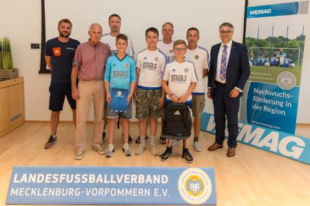 LFV-Landestrainer Tobias Gregull und LFV-Präsident Joachim Masuch (v.l.) sowie WEMAG-Vorstand Thomas Murche (re.) gratulieren dem Schweriner SC, Meister der WEMAG-Liga bei den D-Junioren. Foto: WEMAG/Stephan Rudolph-Kramer