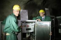 Dr.T.Steffen (l.),Geschäftsführer Forschung,Qualitätsmanagement und internationaler Service zeigt W.Hofmann,1.Kreisbeigordneter des Lahn-Dill-Kreises die Rittal RiCell Brennstoffzelle