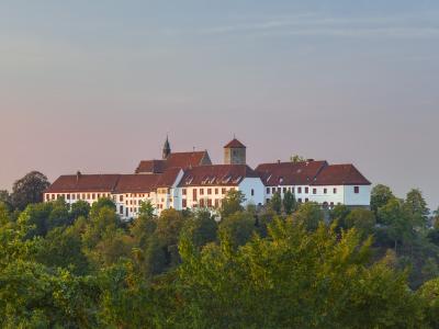 Das Wahrzeichen von Bad Iburg ist die Doppelanlage Schloss und Kloster Iburg, die hoch oben auf einem Hügel thront. Nun ist das geschichtsträchtige Juwel nach sieben monatiger Arbeit an der Fassade auch für die Zukunft bewahrt.