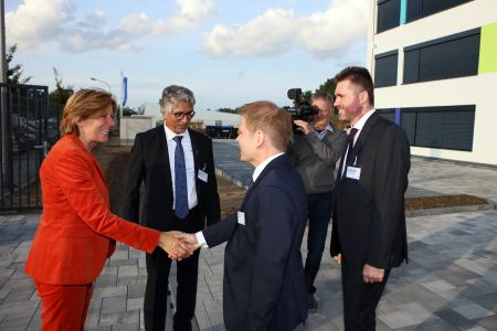 Die rheinland-pfälzische Ministerpräsidentin Malu Dreyer war Gast bei der Einweihungsfeier für unser neues Firmengebäude. Unser Bild zeigt sie zusammen mit den Geschäftsführern Saeid Fasihi und Rolf Lutzer sowie Prokurist und Chefentwickler Werner Beutel (v.l.) / Foto: Fasihi