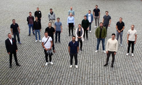 Professor Dr.-Ing. Matthias Weyer, Dekan der Fakultät für Technik der Hochschule Pforzheim, (vorne links) begrüßte die neuen Studierenden im berufsbegleitenden Masterstudiengang „Management and Engineering“ (MME) auf dem Pforzheimer Campus. (Foto: Sophia Zundel/Hochschule Pforzheim)