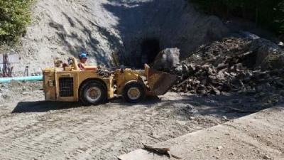 Photo of scooptram carrying large boulder