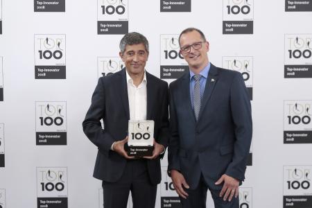 Guido Selhorst (rechts), Leiter Corporate Market Communication bei HARTING, nahm den Preis von TV-Moderator Ranga Yogeshwar entgegen