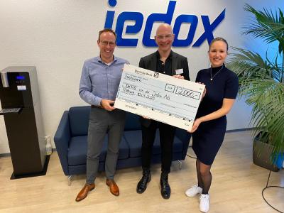 Florian Winterstein, Jedox CEO and Lena Dierolf, Director of Global Marketing, hand over the check for 2,000 euros to Prof. Dr. Thomas Stieglitz, donating member at DKMS