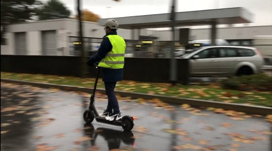 Helle Kleidung auf E-Scooter_2.jpg