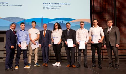 6 der 8 ersten Landessieger bei der Ehrung im Bodenseeforum in Konstanz mit den Gratulanten Reiner Reichhold, Präsident des BWHT (4.v.l.); Johannes Ullrich, Präsident der Handwerkskammer Freiburg (links) und Siegfried Böhringer, PLW-Beauftragter der Handwerkskammer Freiburg (rechts) / Foto: Andreas Sauer
