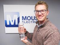 Joe Haukos, Distribution Manager Americas bei Würth Elektronik eiSos, freut sich über den Best-in-Class Award 2020 von Mouser Electronics (Bildquelle: Würth Elektronik)