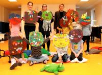 Mit Musiktheater lernen und wachsen – theaterpädagogische Angebote fördern die Kreativität: Zweitklässlerinnen und Zweitklässler der Otfried-Preußler-Schule stellen ihr „Raumforscher-Projekt“ vor, zusammen mit Gundel Gebauer von dem Verein Creo (von links), Klassenlehrerin Inken Meyer und Uwe Kalwar, Leiter des Teams Kultur der Region Hannover (Foto: Region Hannover / S. Wendt)