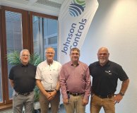 Staffelstab überreicht: Rainer Brinkmann (2.v.l.) übergibt seine Aufgaben an Thorsten Lerch, Dr.-Ing. Markus Bücherl und Marc Wehrlein (v.l.n.r.). Die technische Expertise im Bereich der Industrie- und Prozesskälte sowie Wärmepumpenlösungen bei Johnson Controls (HVACR) liegt damit in sicheren Händen.