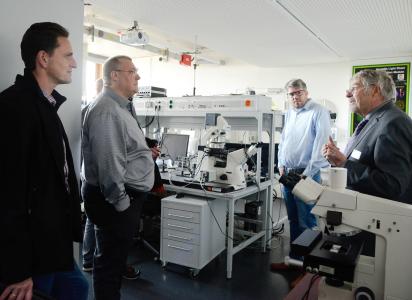 Beim Alumni-Treffen an der Hochschule Aalen konnten sich Absolventen, Studierende, Professoren sowie Mitarbeiter wiedersehen und austauschen / © Hochschule Aalen / Laila Weiland