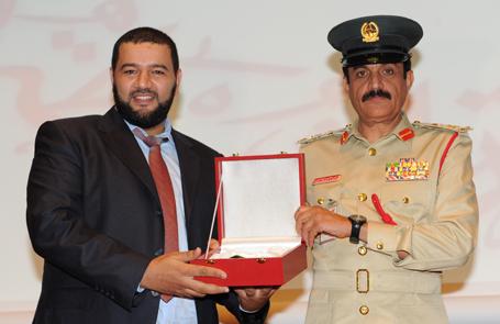 General Khamis Al Muzaina (r.), Deputy Director of the Dubai Police awards the prize to Youssef Al Hansali, CEO VITRONIC Middle East