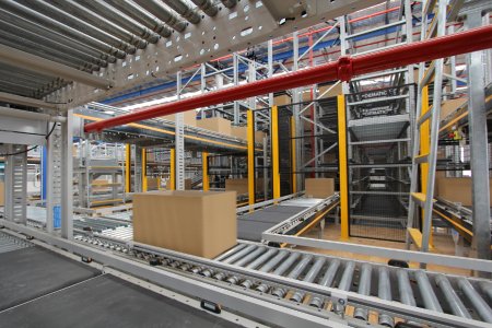 Dematic hat bei der australischen Toll Group eine Kartonoptimierungsmaschine integriert, die das Verpackungsvolumen um 30 Prozent reduziert. (Foto: Dematic)