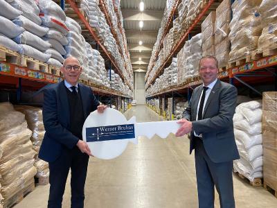 Die GREIWING logistics for you GmbH hat zum 1. Januar dieses Jahres die Werner Bruhns Lagereigesellschaft mbH übernommen. Mit einer symbolischen Schlüsselübergabe besiegelten Michael Bruhns (l.) und Jürgen Greiwing (r.) nun die Übernahme / Foto: GREIWING