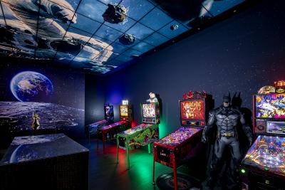 Nur die Silberkugel ist allen Flipperautomaten gemeinsam, aber im Design unterscheiden sie sich gravierend. Die Motive der jüngsten Geräte stammen aus bekannten Filmen oder Rocksongs wie Ghostbusters, Stranger Things, Deadpool, Spiderman, Batman 66, Jurassic Park oder AC/DC / Foto: Caparol Farben Lacke Bautenschutz/Andreas Wiese