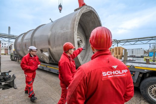 Scholpp_reagens_loxstedt_tankaufstellung_tandemhub_industriemontage_tankentladung_1.jpg
