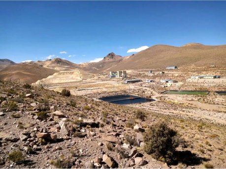 Norsemont Mining - Ansicht des Choquelimpie–Projekts mit historischem Abbau und Infrastruktur.jpg