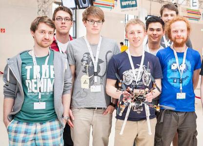 Das Siegerteam der TU Ilmenau vor Ort. v.l.n.r.: Martin Raeder, Jonas Spindler, Jonas Hepp, Fabian Beck, Jonas Lai, Maximilian Rehermann und Jan Römisch / © RobotChallenge / C. Welkovits