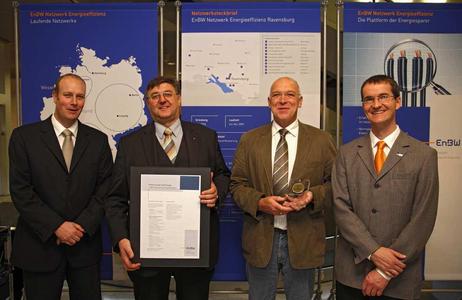 EnBW zeichnet ifm electronic GmbH als energieeffizientes Unternehmen aus (v.l.):S.Kesenheimer (Vertriebsleiter EnBW-Niederlassung Ravensburg), K.Milz (UBLT ), G.Hohloch (AL Gebäudetechnik Energiemanagement ) A.Schreijäg (Projektleiter EnBW)