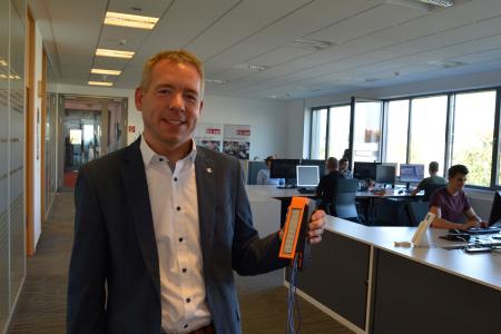 Dr. Sascha Nolte, Leiter des Smart Connectivity Competence Centers, zeigt in den Räumen des Smart Connectivity Competence Center im CENTRUM INDUSTRIAL IT (CIIT), voran die Mitarbeiter in Lemgo zukünftig arbeiten