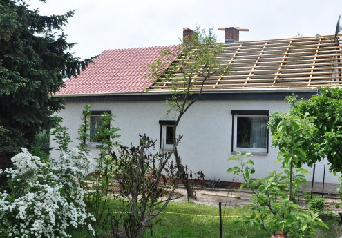 Ein altes Bitumendach wird überdeckt.JPG