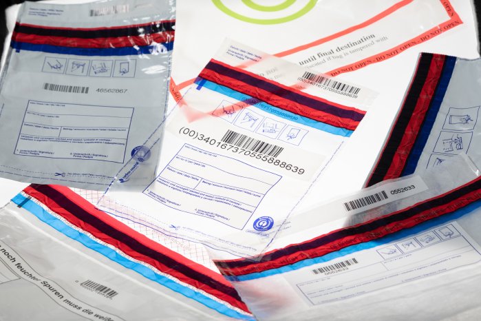 DEBASAFE auf Lichttisch.jpg