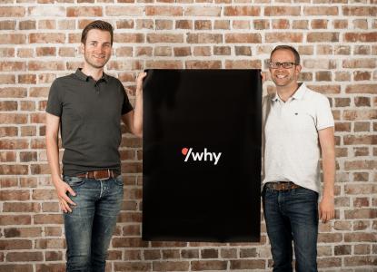Ludger Ahlers (links), Prokurist und Gesellschafter, und Timo Seggelmann (rechts), geschäftsführender Gesellschafter, präsentieren die Wort-Bild-Marke der neu gegründeten slashwhy GmbH & Co. KG.