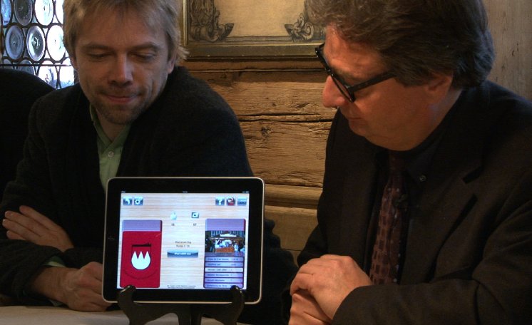 Herr Feldmann und Entwickler mit dem iPad.jpg