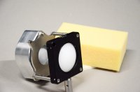 Mikrowellensensor, der für die Prüfung von Kunststoffschäumen eingesetzt werden kann und aufgrund der handlichen Abmessungen flexible Einsatzmöglichkeiten bietet. (Foto: SKZ)