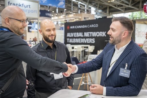 messefotograf-handschlag-am-air-canada-cargo-stand-muenchen.jpg