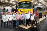 Die Berufsschülerinnen und -schüler des NAOB aus Köln am Stand von Renault Trucks Deutschland auf der IAA. Produktmanager Harald Wieching präsentierte alles rund um die vollelektrischen Lkw von Renault Trucks / Foto: Renault Trucks/Chris Groepper