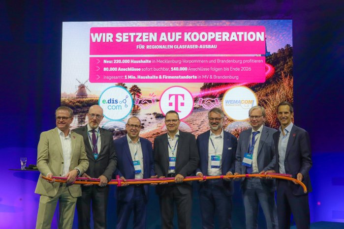 PM_WE26_22_WEMACOM öffnet Glasfasernetz für Telekom Neuer Meilenstein für die digitale Infr.jpg