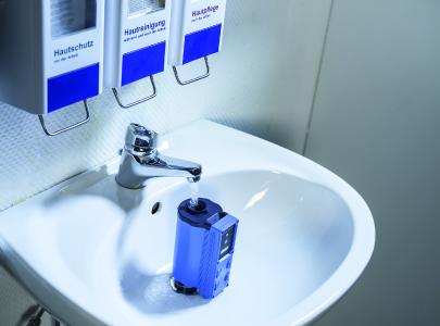 Das CAPBs®-Sensormodul FlowTemp® ST misst den Durchfluss und die zugehörige Temperatur an der Wasserzapfstelle. Verbinden kann man es ganz einfach über Bluetooth mit einem Smartphone oder Tablet. Die Auswertung, Protokollierung und Ergänzung mit Fotos oder Notizen erfolgt auf der App AFRISO TOOLBOX für iOs und Android
