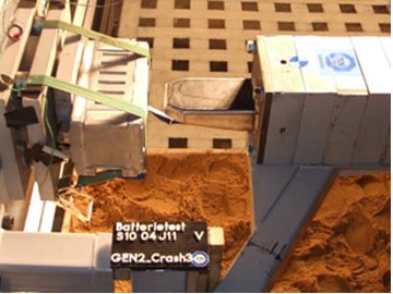Für die Crashtestreihe wurde ein Impaktor gegen die an einem Betonblock montierte Lithium-Ionen-Batterie gefahren