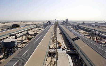 Teilansicht der weltweit größten Aluminiumhütte in Al Taweelah, Vereinigte Arabische Emirate.jpg