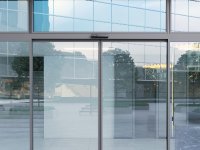 dormakaba erweitert Einsatz des intelligenten und automatischen Türsystems MotionIQ auf Schiebetüren